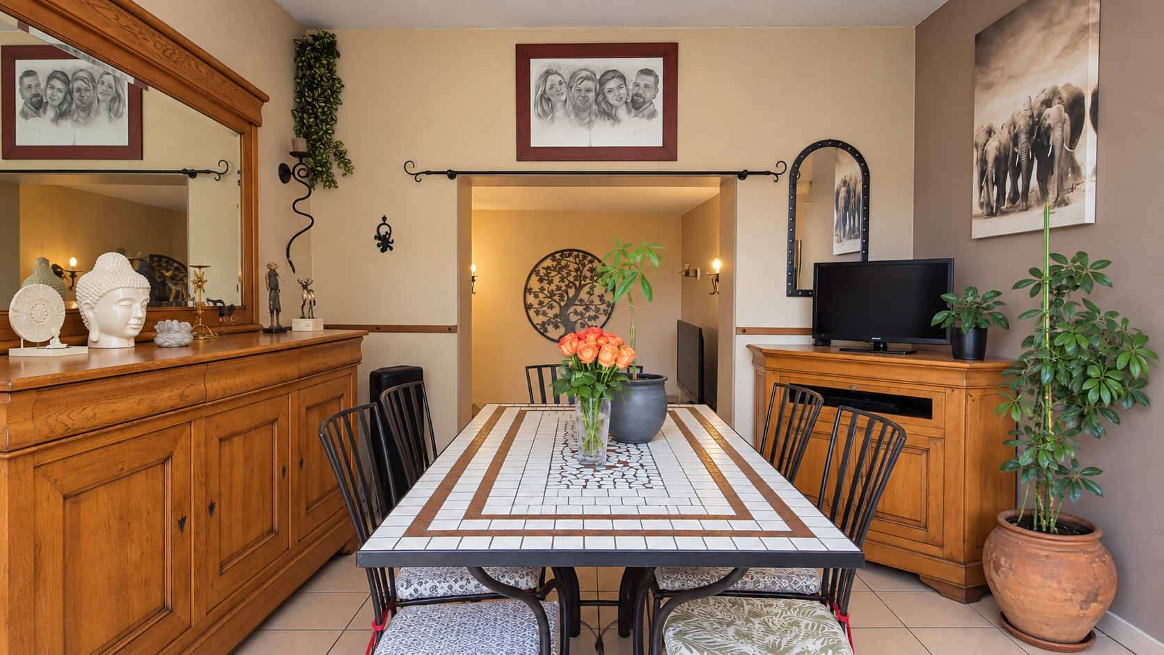 Maison à vendre à Le havre : salle-a-manger avec chaises noires et buffet en bois