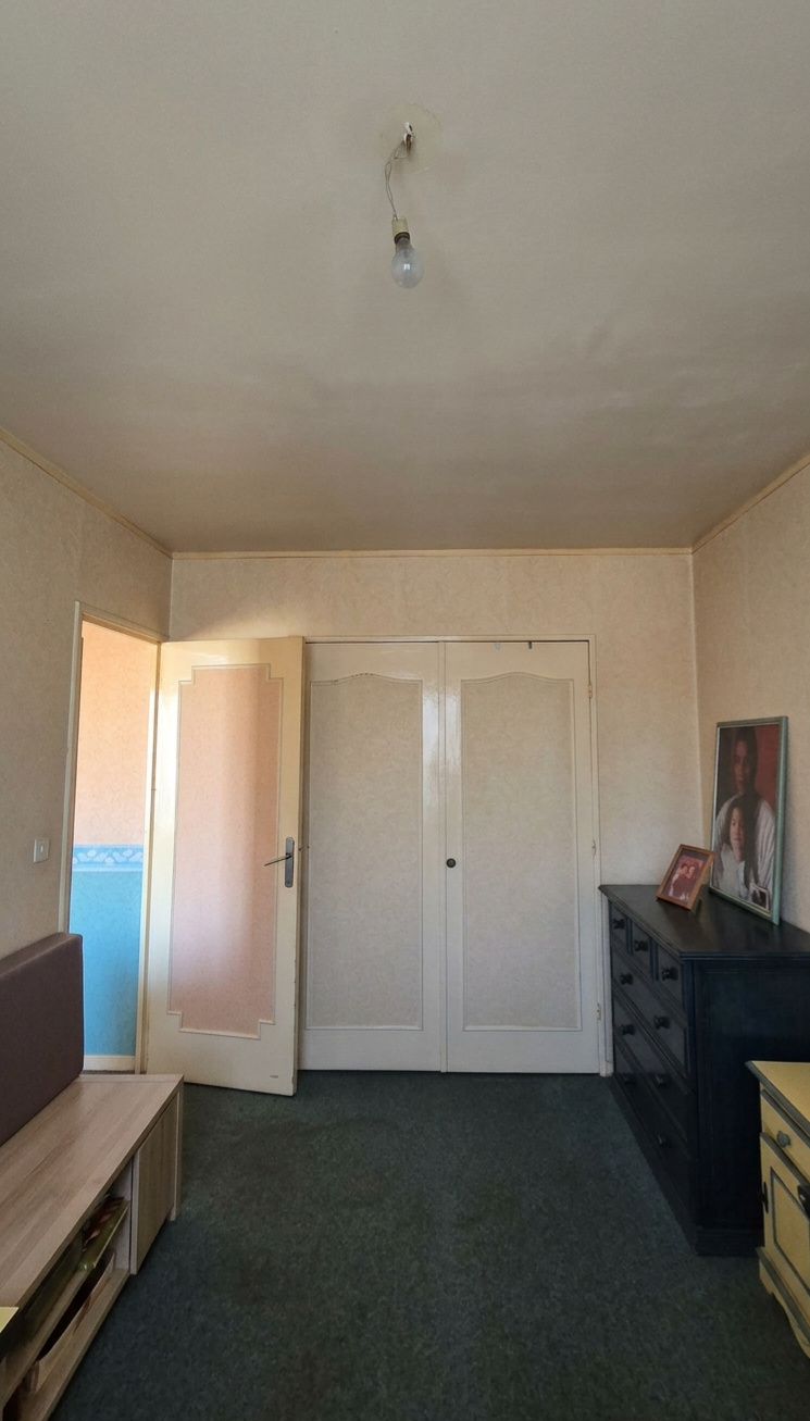 Appartement à vendre à Le havre : chambre avec commode noire et porte ouverte
